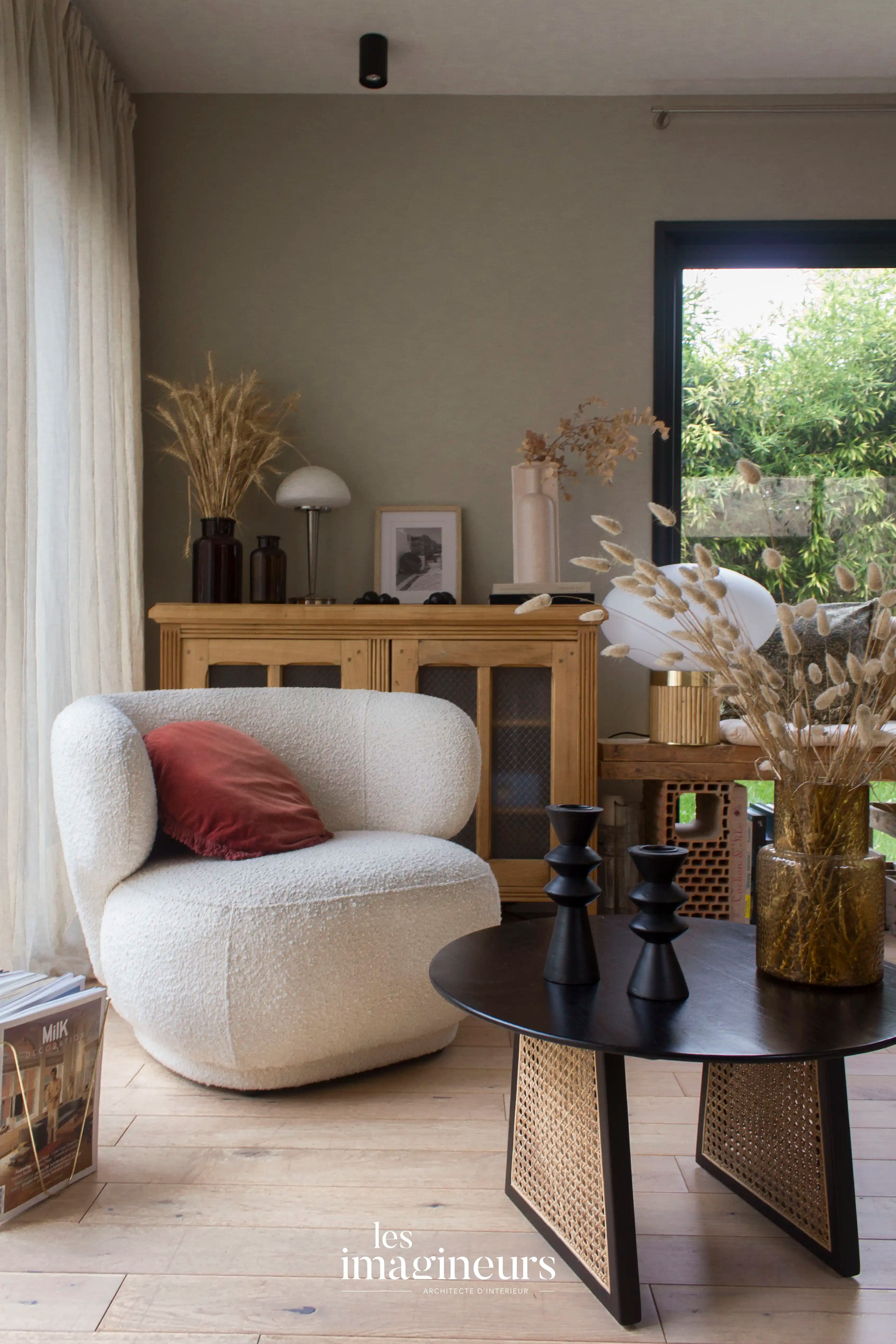 - Salon